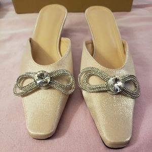 New super cute low heel